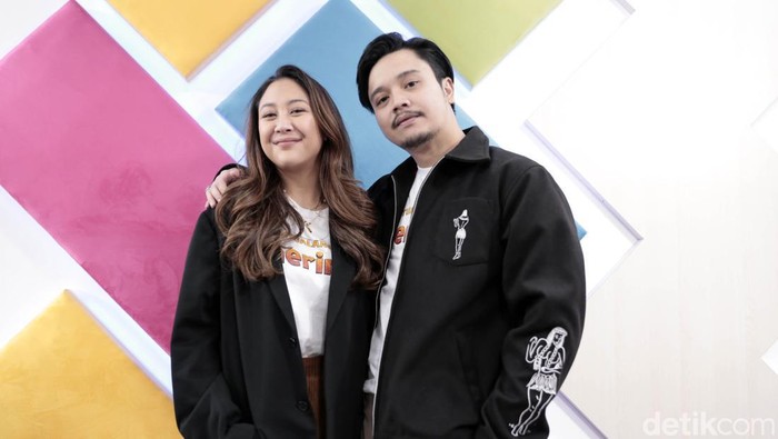 Sherina dan Derby Romero saat berkunjung ke kantor detikcom.