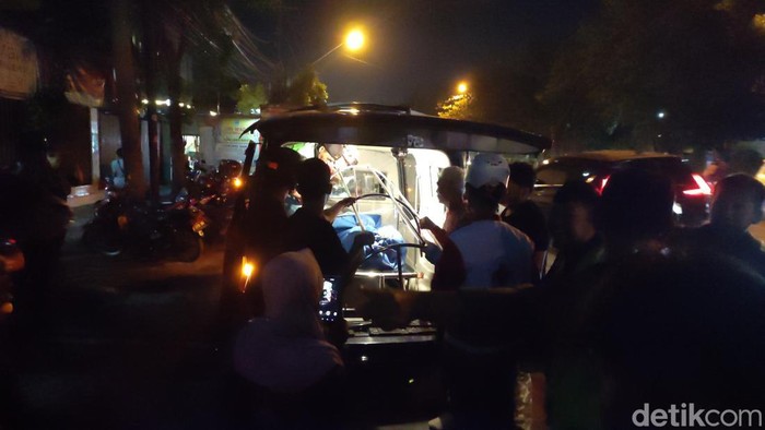 Petugas mengevakuasi korban kecelakaan di Jalan Majapahit, Semarang, Selasa (5/9/2023).