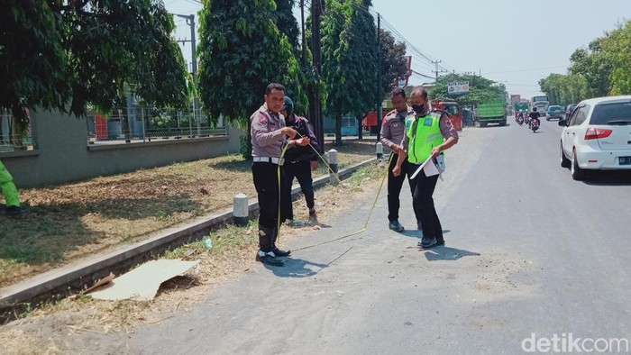 Petugas Satlantas Polres Klaten di lokasi kejadian kecelakaan pemotor di Jalan Jogja-Solo, Jogonalan, Selasa (5/9/2023).