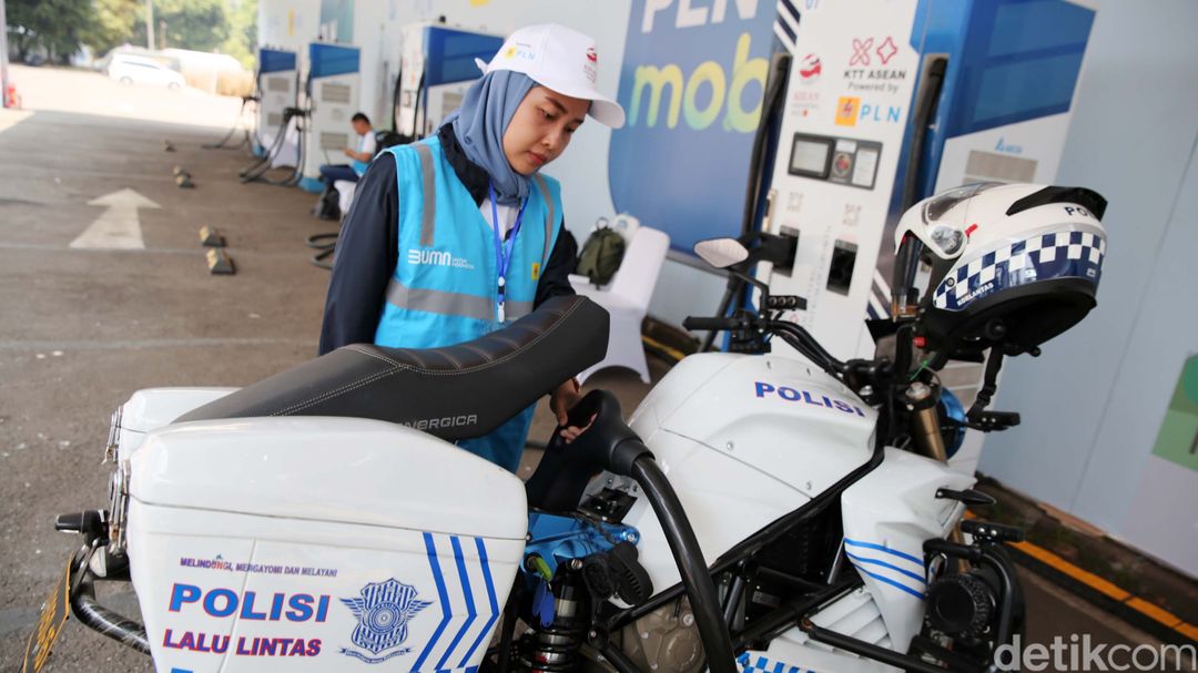 Ratusan mobil listrik akan wara-wiri selama gelaran KTT ASEAN ke-43 di Jakarta. PLN pun menyiapkan 74 SPKLU untuk menunjang penggunaan mobil listrik di gelaran tersebut.
