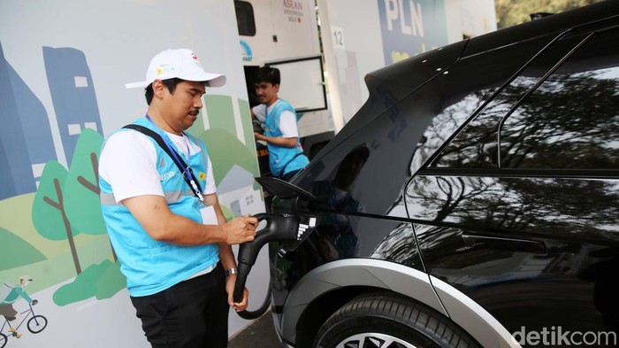 Ratusan mobil listrik akan wara-wiri selama gelaran KTT ASEAN ke-43 di Jakarta. PLN pun menyiapkan 74 SPKLU untuk menunjang penggunaan mobil listrik di gelaran tersebut.