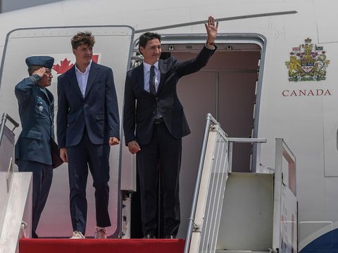 Perdana Menteri Kanada Justin Trudeau (kanan) bersama Putranya Xavier Trudeau (kiri) menuruni tangga pesawat setibanya di Terminal VVIP Bandara Soekarno-Hatta, Tangerang, Banten, Selasa (5/9/2023). Media Center KTT ASEAN 2023/Muhammad Adimaja/pras.