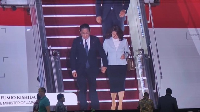 PM Jepang Fumio Kishida dan istrinya, Yuko Kishida, tiba di Indonesia untuk hadiri KTT ke-43 ASEAN