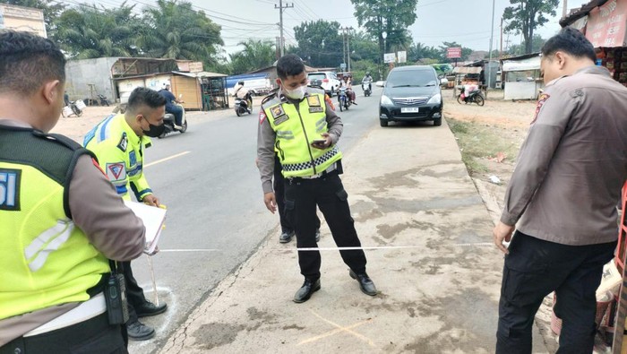 Polisi melakukan evakuasi dan olah TKP kecelakaan di Jalan Lingkar Barat III, Kota Jambi (Istimewa)