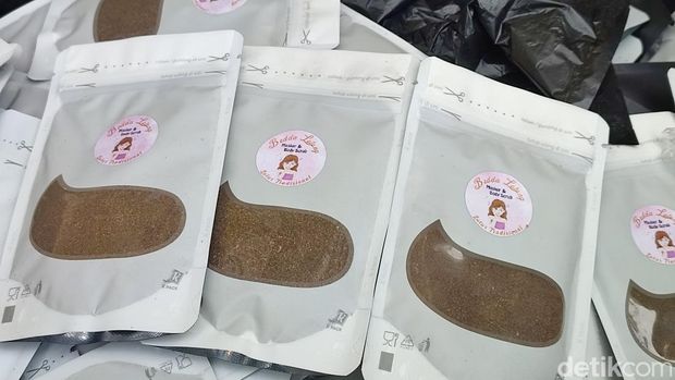 Polisi menangkap Raka Krishananto (23), pemuda asal Semarang tersangka kasus produksi-penjualan kosmetik ilegal, Selasa (5/9/2023).