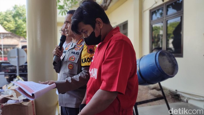 Polisi menangkap Raka Krishananto (23), pemuda asal Semarang tersangka kasus produksi-penjualan kosmetik ilegal, Selasa (5/9/2023).