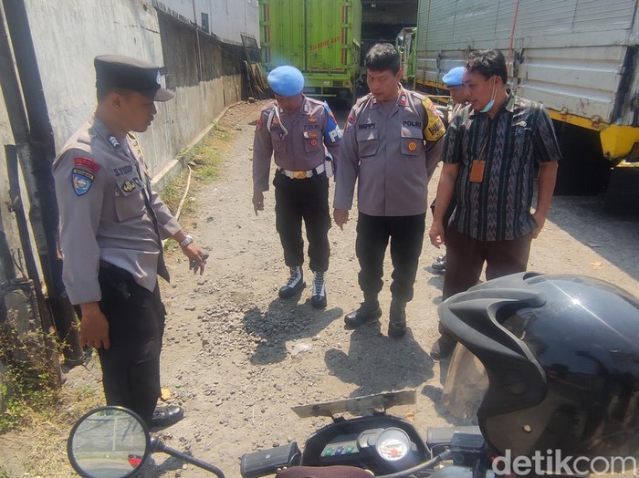 Polisi mengecek lokasi pembacokan oleh gerombolan pemotor bersenjata tajam di Jalan Pengapon, Kota Semarang, Selasa (5/9/2023).