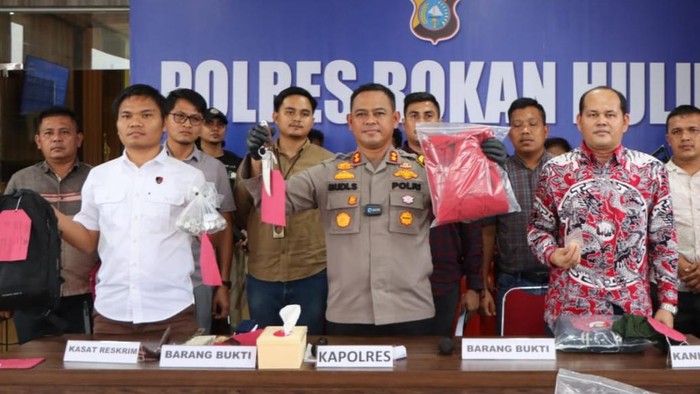 Polisi menunjukkan barang bukti hasil kejahatan