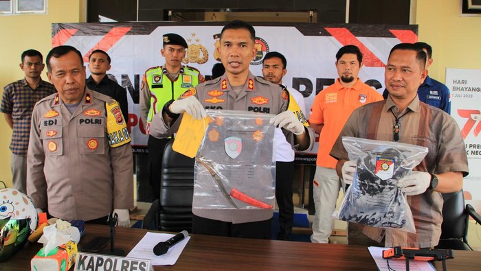 Polisi saat memberikan keterangan terkait pembunuhan wanita di Gayo Lues