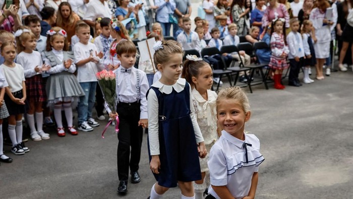 First graders attend a ceremony to mark the start of the new school year, amid Russia's attack on Ukraine, in Kyiv, Ukraine September 1, 2023. REUTERS/Gleb Garanich TPX IMAGES OF THE DAY