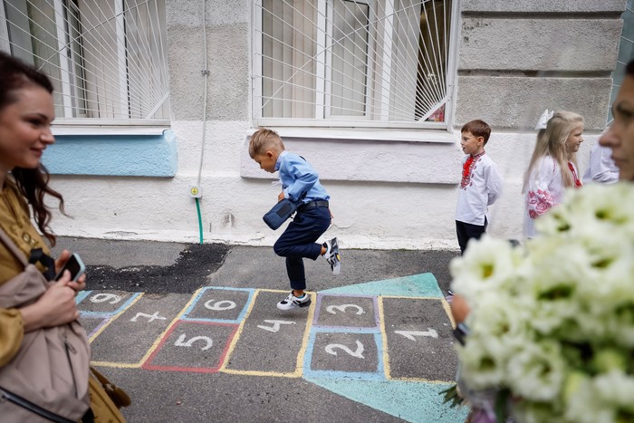 First graders attend a ceremony to mark the start of the new school year, amid Russias attack on Ukraine, in Kyiv, Ukraine September 1, 2023. REUTERS/Gleb Garanich     TPX IMAGES OF THE DAY