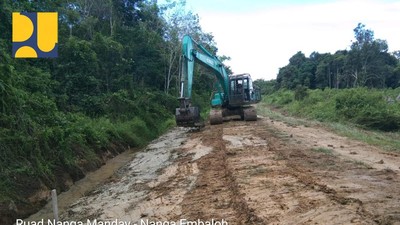 Potret Jalan di Kapuas Hulu Mulai Dipoles