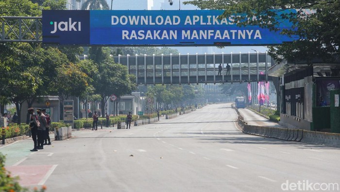 Potret Jalan Sudirman Kosong Pagi Ini Suasana jalan Sudirman yang kosong melompong pagi ini, Jakarta, Selasa (5/9/2023). Suasana jalan sudirman kosong ini imbas dari rekayasa lalu lintas yang dilakukan oleh petugas dalam mendukung gelaran KKT ASEAN ke-43 yang berlangsung di JCC Senayan.