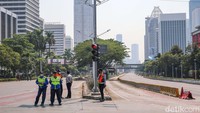 Jalanan sudirman kosong ini bersifat sementara, karena pada pukul 10.00 jalanan sudah kembali dibuka.   