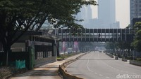 Suasana kosong ini karena adanya rekayasa lalu lintas yang dilakukan oleh petugas dalam mendukung gelaran KTT ke-43 ASEAN yang berlangsung di JCC Senayan. Rekayasa lalu lintas ini bersifat adaptif.
