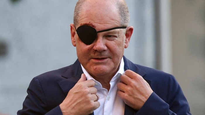 German Chancellor Olaf Scholz wears an eye patch during his first official appearance following his jogging injury in Berlin, Germany, September 4, 2023. REUTERS/Lisi Niesner