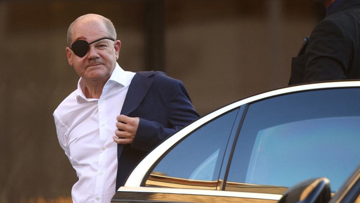 Potret Kanselir Jerman Pakai Penutup Mata Bak Bajak Laut German Chancellor Olaf Scholz wears an eye patch during his first official appearance following his jogging injury in Berlin, Germany, September 4, 2023. REUTERS/Lisi Niesner
