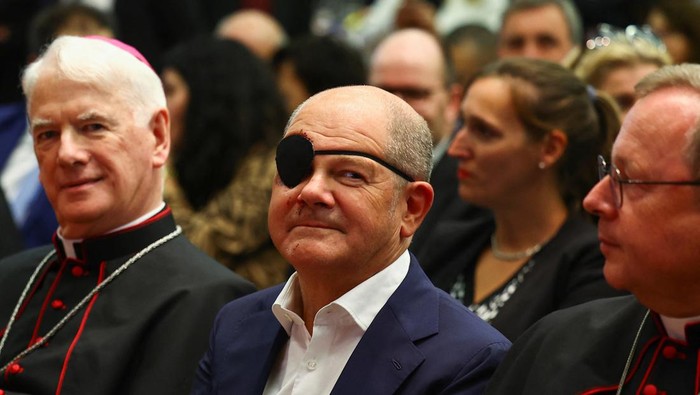Potret Kanselir Jerman Pakai Penutup Mata Bak Bajak Laut German Chancellor Olaf Scholz wears an eye patch during his first official appearance following his jogging injury in Berlin, Germany, September 4, 2023. REUTERS/Lisi Niesner