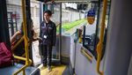 Potret Shuttle Bus Listrik Wira-wiri Selama KTT ASEAN 2023