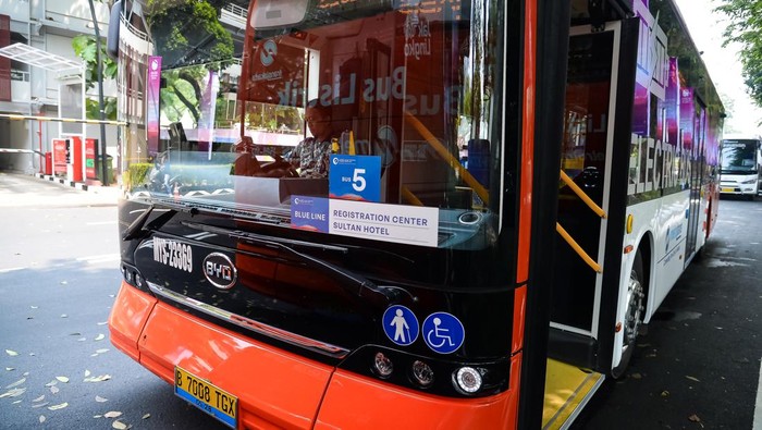 Potret Shuttle Bus Listrik Wira-wiri Selama KTT ASEAN The electric bus runs in the GBK Complex area, Senayan, Sunday (3/9/2023). The DKI Jakarta Provincial Government provides 24 electric buses for four routes as a means of transportation to support the ASEAN Summit 2023 from 30 August to 7 September. Media Center of The ASEAN Summit 2023/Rommy Pujianto/foc.
*** Local Caption *** Bus listrik melaju di kawasan Komplek GBK, Senayan, Minggu (3/9/2023). Pemprov DKI Jakarta menyediakan 24 bus listrik untuk empat rute sebagai sarana transportasi pendukung penyelenggaraan KTT ASEAN 2023 sejak 30 Agustus hingga 7 September mendatang. Media Center KTT ASEAN 2023/Rommy Pujianto/foc.