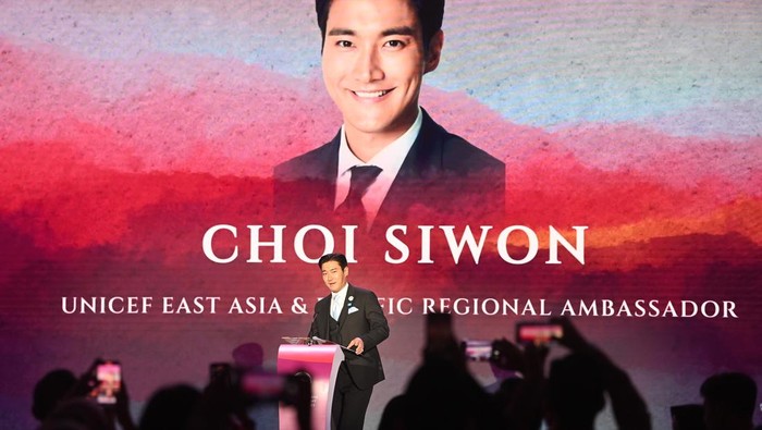 Potret Siwon Saat Beri Pesan untuk Pemimpin Negara di KTT ASEAN UNICEF East Asia & Pacific Regional Ambassador Choi Siwon menyampaikan pidatonya pada hari kedua ASEAN Business Investment Summit (ABIS) 2023 di Jakarta, Senin (4/9/2023). ANTARA FOTO/Media Center KTT ASEAN 2023/Zabur Karuru/foc.