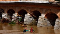 Tim SAR mencari warga yang hilang akibat terseret arus banjir di Aldea del Fresno.  