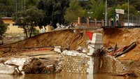 Banjir yang menimbulkan kerusakan itu terjadi akibat hujan yang terus-terusan turun sejak Minggu sampai Senin dinihari.  