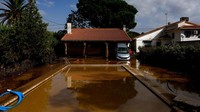 Banjir terlihat merendam pekarangan rumah warga di El Alamo, Spanyol.