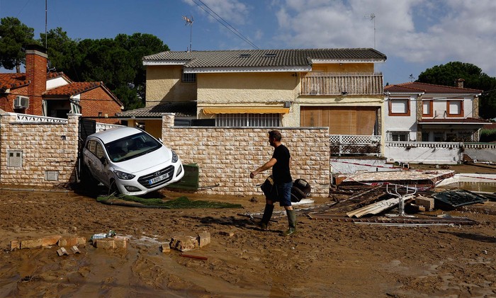 Spanyol dilanda banjir karena hujan yang terus-terusan turun sejak Minggu sampai Senin dinihari. Banjir menyapu wilayah Madrid, Castile-La Mancha, Catalonia, dan Valencia.
