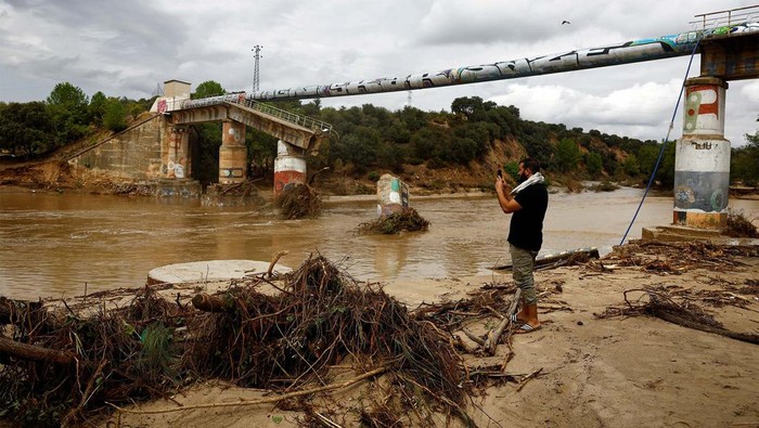 Spanyol dilanda banjir karena hujan yang terus-terusan turun sejak Minggu sampai Senin dinihari. Banjir menyapu wilayah Madrid, Castile-La Mancha, Catalonia, dan Valencia.