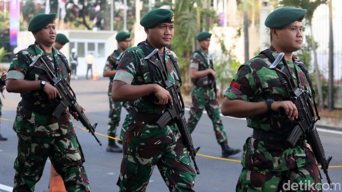 Prajurit TNI dengan membawa senjata laras panjang terlihat hilir mudik di JCC, Jakarta, Selasa (5/9/2023). Mereka mengamankan ajang KTT ASEAN 2023.
