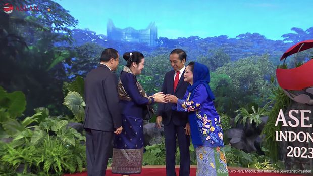 Presiden Joko Widodo bersama Ibu negara Iriana Joko Widodo menyambut delegasi KTT ASEAN ke-43 Pada Selasa (5/9/2023). (Tangkapan Layar Youtube Sekretariat Presiden)