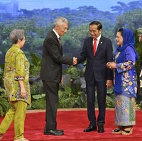 Iriana tampak memakai sepatu sandal wedges sebagai alas kaki. Penampilan wanita khas Indonesia pun terpancar dari keseluruhan gayanya. Foto: AP/Adek Berry