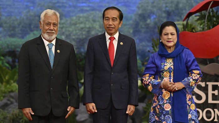 East Timors Prime Minister Xanana Gusmao, left, is welcomed by Indonesias President Joko Widodo and his wife Iriana upon arrival for the Association of the Southeast Asian Nations (ASEAN) Summit in Jakarta, Indonesia, Tuesday, Sept. 5, 2023. (Adek Berry/Pool Photo via AP)