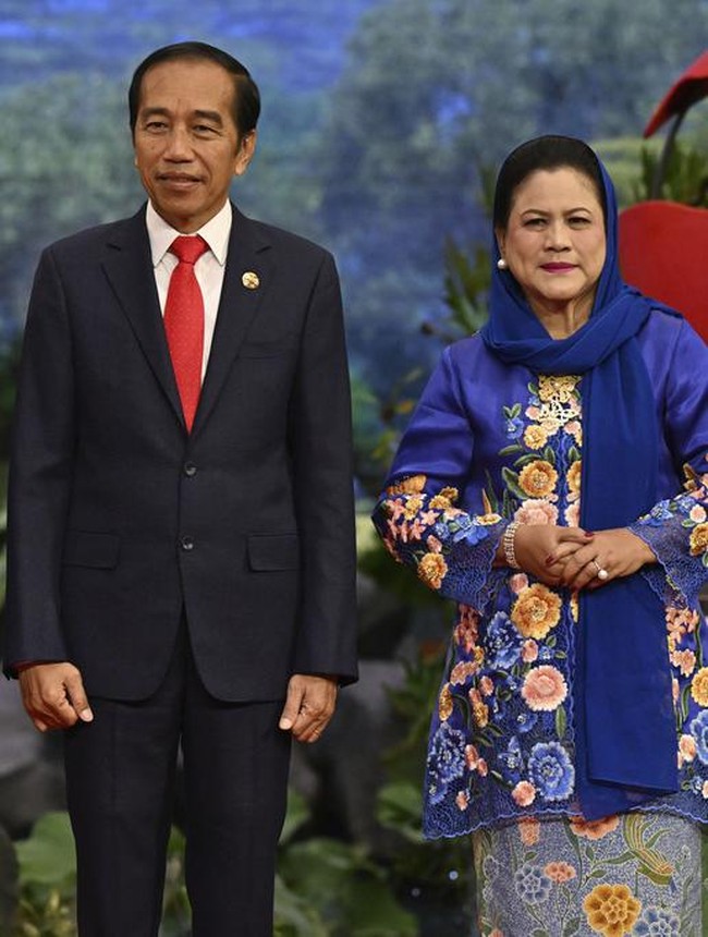 Perhiasan seperti anting, cincin mutiara serta gelang mempermanis penampilan Iriana. Tak lupa makeup minimalis bernuansa pink mempercantik wajahnya. Foto: AP/Adek Berry