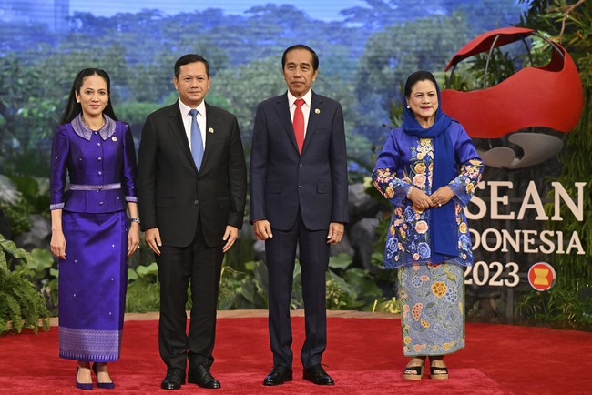 Iriana Jokowi mendampingi Presiden RI Joko Widodo yang menyambut sejumlah petinggi negara di KTT ke-43 ASEAN, Selasa (5/9/2023). Sang ibu negara tampil cerah dengan busana kebaya. Foto: AP/Adek Berry