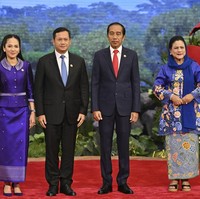 Iriana Jokowi mendampingi Presiden RI Joko Widodo yang menyambut sejumlah petinggi negara di KTT ke-43 ASEAN, Selasa (5/9/2023). Sang ibu negara tampil cerah dengan busana kebaya. Foto: AP/Adek Berry