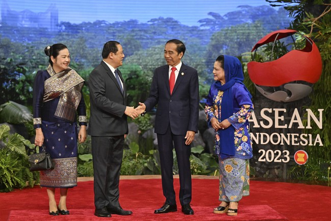Kebaya biru terang jadi pilihan Iriana saat menyambut para tamu perwakilan 22 negara di Hotel Mulia, Jakarta. Kebaya beraksen bordir bunga warna-warni itu dipadukan dengan kain batik berwarna senada. Foto: AP/Adek Berry