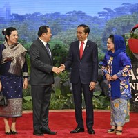 Kebaya biru terang jadi pilihan Iriana saat menyambut para tamu perwakilan 22 negara di Hotel Mulia, Jakarta. Kebaya beraksen bordir bunga warna-warni itu dipadukan dengan kain batik berwarna senada. Foto: AP/Adek Berry