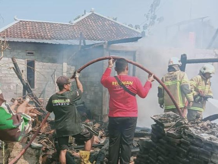 Proses pemadaman api yang membakar satu rumah warga di Desa Burikan, Kecamatan Cawas, Kabupaten Klaten, Selasa (5/9/2023).