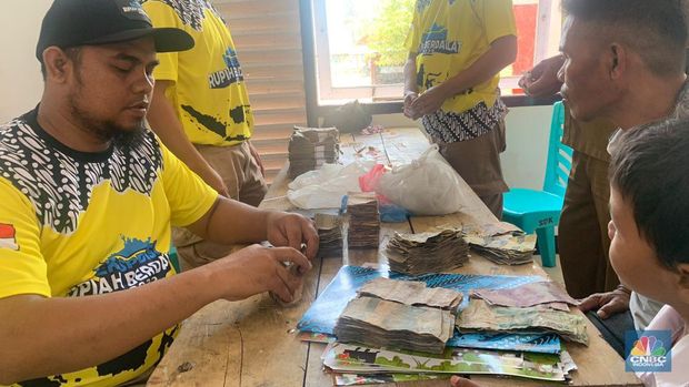 Proses penukaran uang di Pulau Larat, Tanimbar, Maluku. (CNBC Indonesia/Maikel Jefriando)