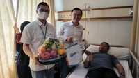 Memperingati Hari Pelanggan Nasional, Direksi BRI Life mengunjungi nasabah yang sedang dirawat di rumah sakit yang berada di Jakarta, Cibubur dan Bekasi untuk menyampaikan empati serta memberikan apresiasi dan perhatian. Peringatan HARPELNAS menjadi momemtum BRI Life untuk terus meningkatkan kualitas layanan bagi nasabah di seluruh Indonesia.