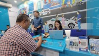 Menyemarakkan Hari Pelanggan Nasional, President Director Asuransi Astra, Christopher Pangestu mengunjungi Garda Center Asuransi Astra di TB. Simatupang, Jakarta Selatan dan memperkenalkan layanan Garda Akses berbasis Whatsapp. 