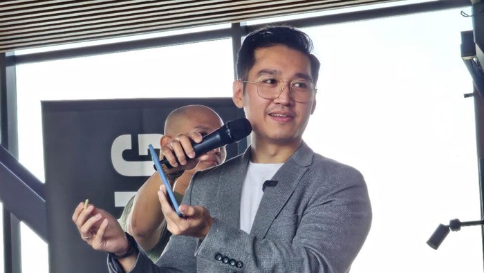 Raymond Chin menyebut Samsung Galaxy Fold5 bisa membantunya mengelola perusahaan yang dia miliki.