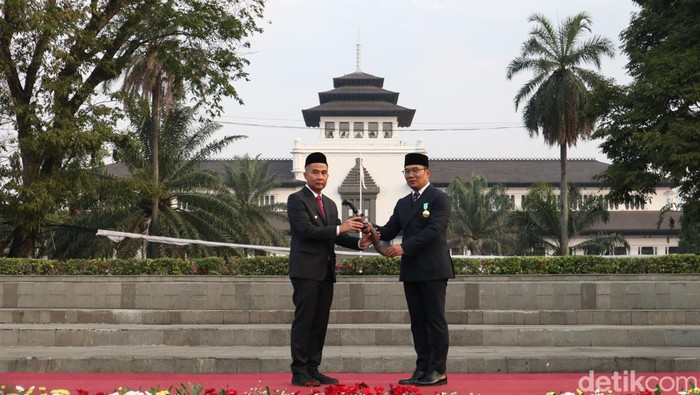 Ridwan Kamil dan Bey Machmudin.