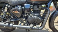 Motor ikonik yang namanya cukup dikenal di Indonesia itu menggunakan mesin SOHC 349 cc bersilinder tunggal dengan muntahan tenaga 20,2 bhp dan torsi 27 Nm. Pembekalan tersebut disalurkan ke roda melalui transmisi manual lima-percepatan. Foto: Royal Enfield