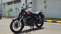 Royal Enfield Bullet 350 generasi terbaru hadir melalui tiga varian berbeda, yakni Military, Standard dan Black Gold. Sementara harga tiap-tiap variannya hanya berbeda tipis. Foto: Royal Enfield