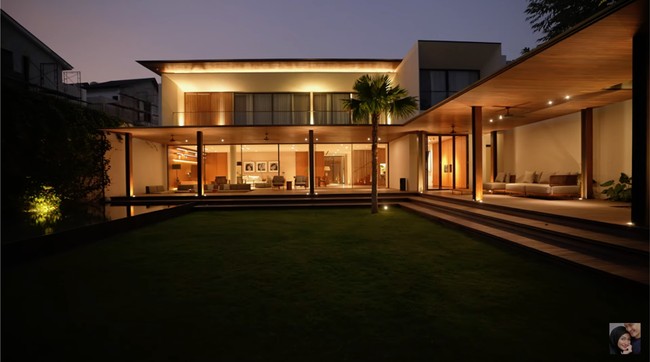 Begini suasana rumah Rezky Aditya dan Citra Kirana saat malam hari. Tata cahaya semakin membuat mood rumah tersebut bak resor di Bali. (Foto: YouTube/CikyCitraRezky)