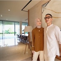 Sebuah lukisan bergaya abstrak langsung menyambut di area dalam bagian depan. “Ini warnanya beda dari warna kayu-kayu yang lain supaya biar kontras saja,” kata Rezky di video house tour rumah mereka yang tayang di YouTube, Sabtu (2/9/2023). (Foto: YouTube/CikyCitraRezky)
