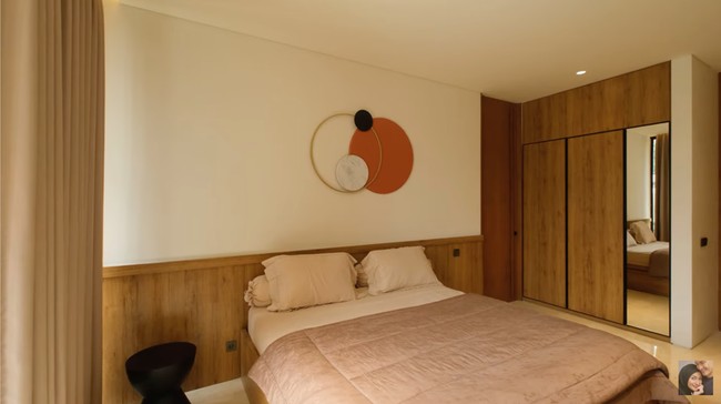 Atmosfer zen ala Jepang terasa kuat berkat interior rumah yang didominasi kayu. Namun menurut Citra, sumber inspirasi terbesar justru datang dari negeri sendiri. (Foto: YouTube/CikyCitraRezky)